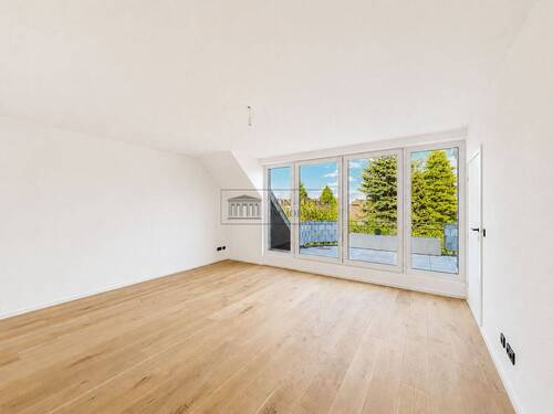 Großzügiger Wohnbereich mit Terrassenzugang - Stilvolle Dachgeschosswohnung mit großer Dachterrasse und Blick ins Grüne