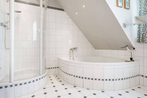 Badezimmer mit Wanne und Dusche - 