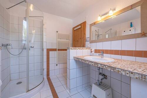 Mit Badewanne und Dusche - 