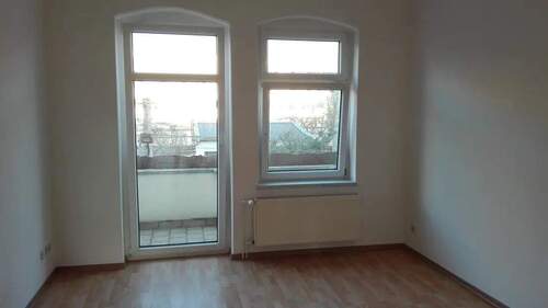 Wohnzimmer mit Balkon - 
