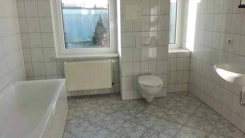 Tageslichtbad mit Wanne+Dusche - 