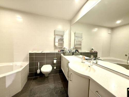 Vollbad mit Wanne und Dusche - 