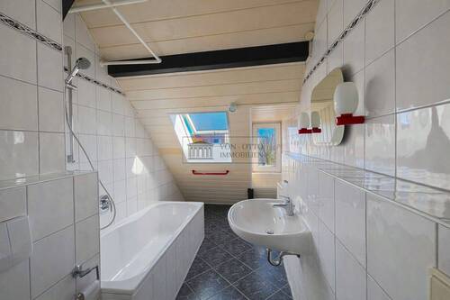 Badezimmer mit Badewanne - 
