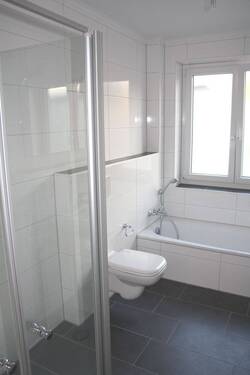 Tageslicht-Bad mit Wanne - 3 Zimmer Terrassenwohnung zur Miete in Delmenhorst