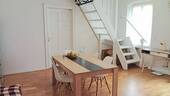 Wohnzimmer mit Treppe zum Dachgeschoss (3. OG) - Seltene Gelegenheit: Besonderes Wohnungspaket mit zwei Altbau-Wohnungen und ausgebautem Dachgeschoss in Berlin-Spandau