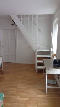 Wohnzimmer mit Treppe zum Dachgeschoss (3. OG) - 4 Zimmer Etagenwohnung in Berlin