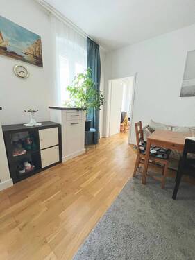 Wohnzimmer mit Blick in die Küche 2. OG - 