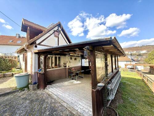 Nebengelass mit Werkstatt und Terrasse - 