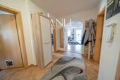 Wohn- und Geschäftshaus in Senden - 1. OG 4 Zimmer Wohnung - Flur 1 - 