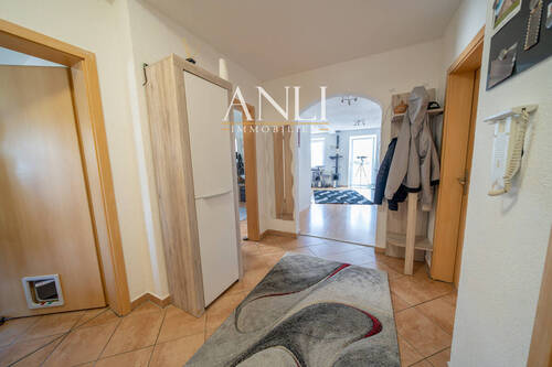 Wohn- und Geschäftshaus in Senden - 1. OG 4 Zimmer Wohnung - Flur 1 - 