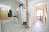 Wohn- und Geschäftshaus in Senden - 2. OG 4 Zimmer Wohnung - Flur. - 