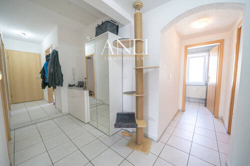 Wohn- und Geschäftshaus in Senden - 2. OG 4 Zimmer Wohnung - Flur. - 
