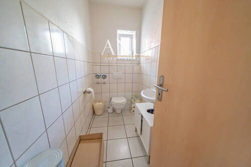 Wohn- und Geschäftshaus in Senden - 1. OG 4 Zimmer Wohnung - Pizzeria - WC - 