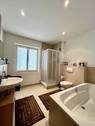 Badezimmer mit Badewanne und Dusche - 