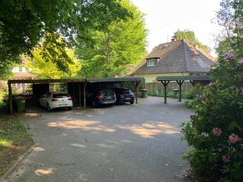 Vorplatz Carport - 4 Zimmer Doppelhaushälfte in Hamburg