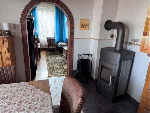 Blick ins Esszimmer mit Kaminofen - 