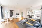 Wohnzimmer - Light-filled apartment with south-facing balcony and lift in the Simon-Dach neighbourhood