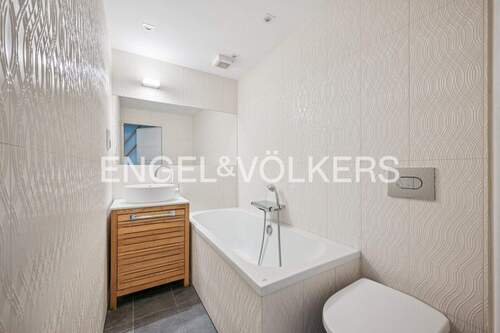 Badezimmer mit Badewanne - 