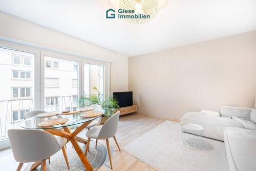 Wohnzimmer - 2 Zimmer Etagenwohnung zum Kaufen in Stuttgart