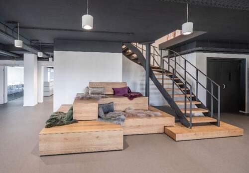 Treppe zum 4. OG - Moderne Bürofläche 4. OG Raum 4.24 - flexibel, möbliert, 247