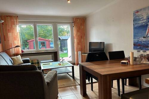 Wohn- und Esszimmer mit Ausgang auf die Terrasse - 