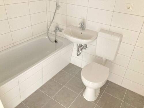 Badezimmer - Etagenwohnung mit 54,20 m&sup2; in Magdeburg zur Miete