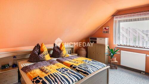 1. OG Schlafzimmer 1 - 