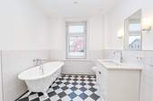 Badezimmer mit Badewanne - 