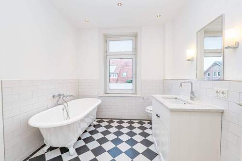 Badezimmer mit Badewanne - 