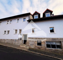 Charmantes Zweifamilienhaus mit 10 Zimmern, Kamin, Terrasse & Balkon – Vielseitig nutzbar in idyllischer Lage - Plößberg