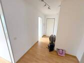 Flur mit Zugang zu allen Räumen - 3 Zimmer Etagenwohnung in Berlin