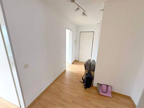 Flur mit Zugang zu allen Räumen - 3 Zimmer Etagenwohnung in Berlin