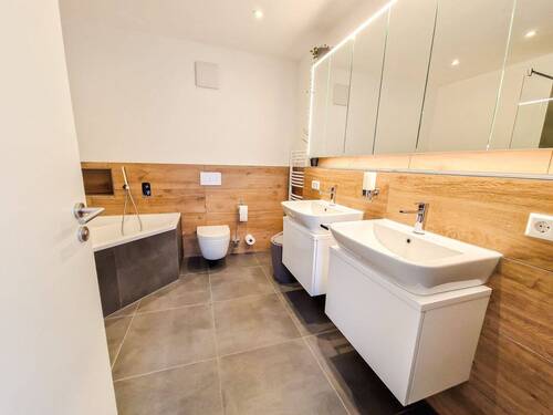 Hauptbad - Moderne 4-Zimmer-Maisonette – Wohnen mit viel Raum und Komfort