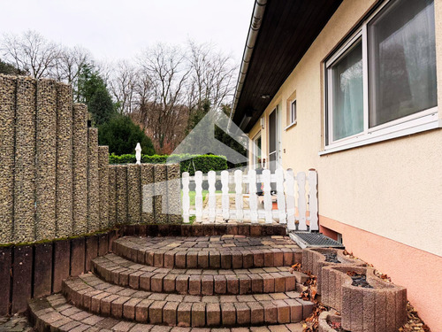 Hauseingang Seitlich.png - Einfamilienhaus mit 200,00 m&sup2; in Trier zum Kaufen