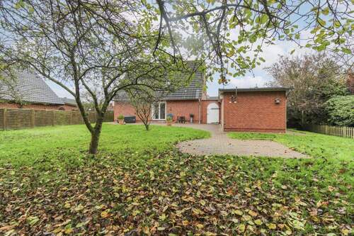 Garten mit Obstbäumen - 