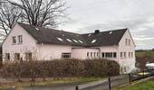 Ansicht von der Straße aus - 2 Zimmer Mehrfamilienhaus, Wohnhaus zum Kaufen in Flammersfeld
