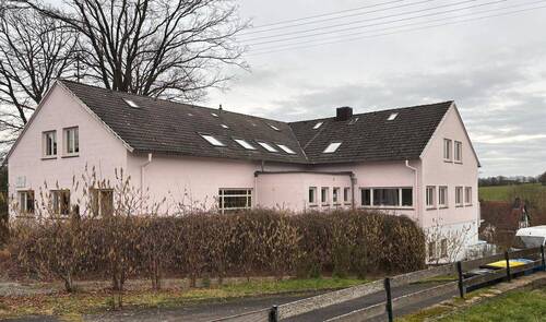Ansicht von der Straße aus - 2 Zimmer Mehrfamilienhaus, Wohnhaus zum Kaufen in Flammersfeld