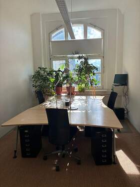 Ein Raum ist noch frei. Hier können 2 oder max. 3 arbeiten. - Im Herzen von Moabit: 3 Arbeitsplätze in Bürogemeinschaft frei - All-in-Miete