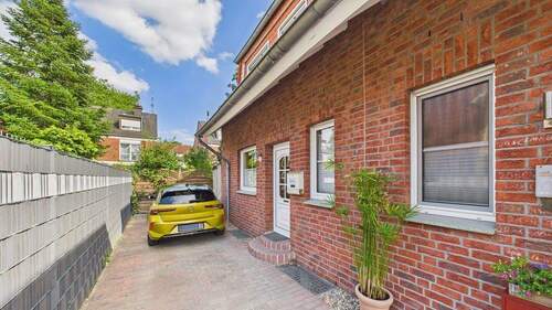 Einfahrt - Reihenendhaus in familienfreundlicher Wohngegend mit Erbpachtvorteil