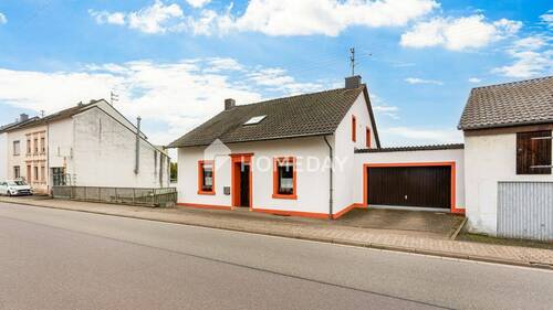 Außenansicht 2 - Hier wohnt, wer das Echte schätzt: charmantes EFH mit Einliegerwohnung, großem Garten und Garage