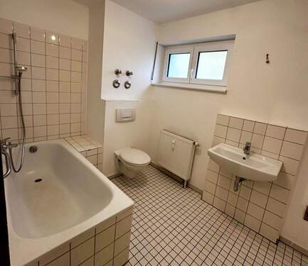 Bad - 2 Zimmer Etagenwohnung in Singen (Hohentwiel)