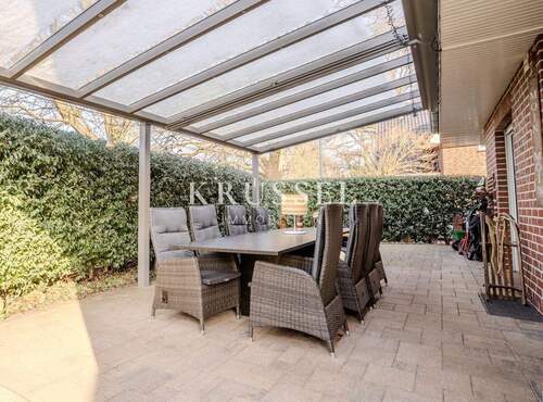 Die großzügige Terasse mit direktem Zugang zur Küche und Wohnzimmer. - 