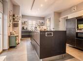 Eine moderne Einbauküche mit großzügiger Kücheninsel. - Einfamilienhaus mit 143,30 m&sup2; in Lingen zum Kaufen
