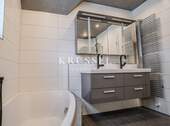 Modernes Familienbad mit sowohl stilvollem Waschtisch... - 