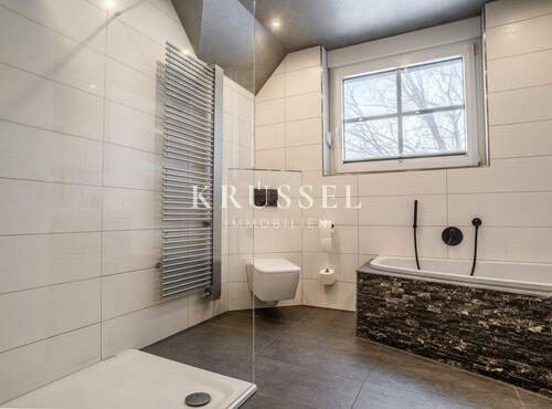 ...als auch großzügiger Badewanne und Dusche. - 