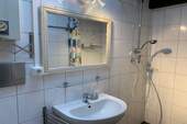 Badezimmer mit Fenster - 