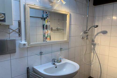 Badezimmer mit Fenster - 