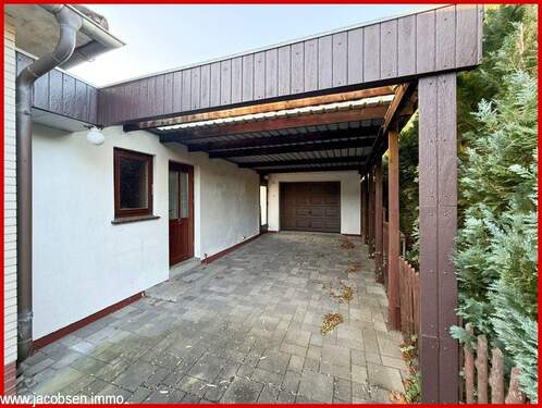 Carport mit Blick zur Garage - 