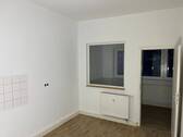 Küche, im Hintergrund die Loggia - 2 Zimmer Etagenwohnung in Erfurt