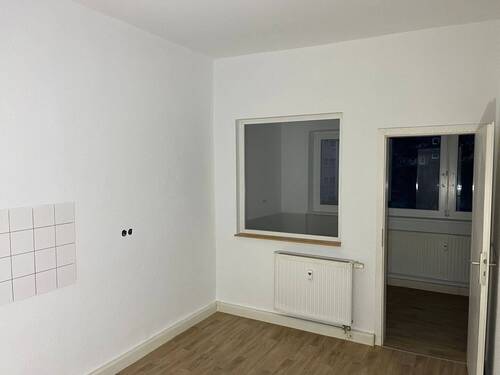 Küche, im Hintergrund die Loggia - 2 Zimmer Etagenwohnung in Erfurt